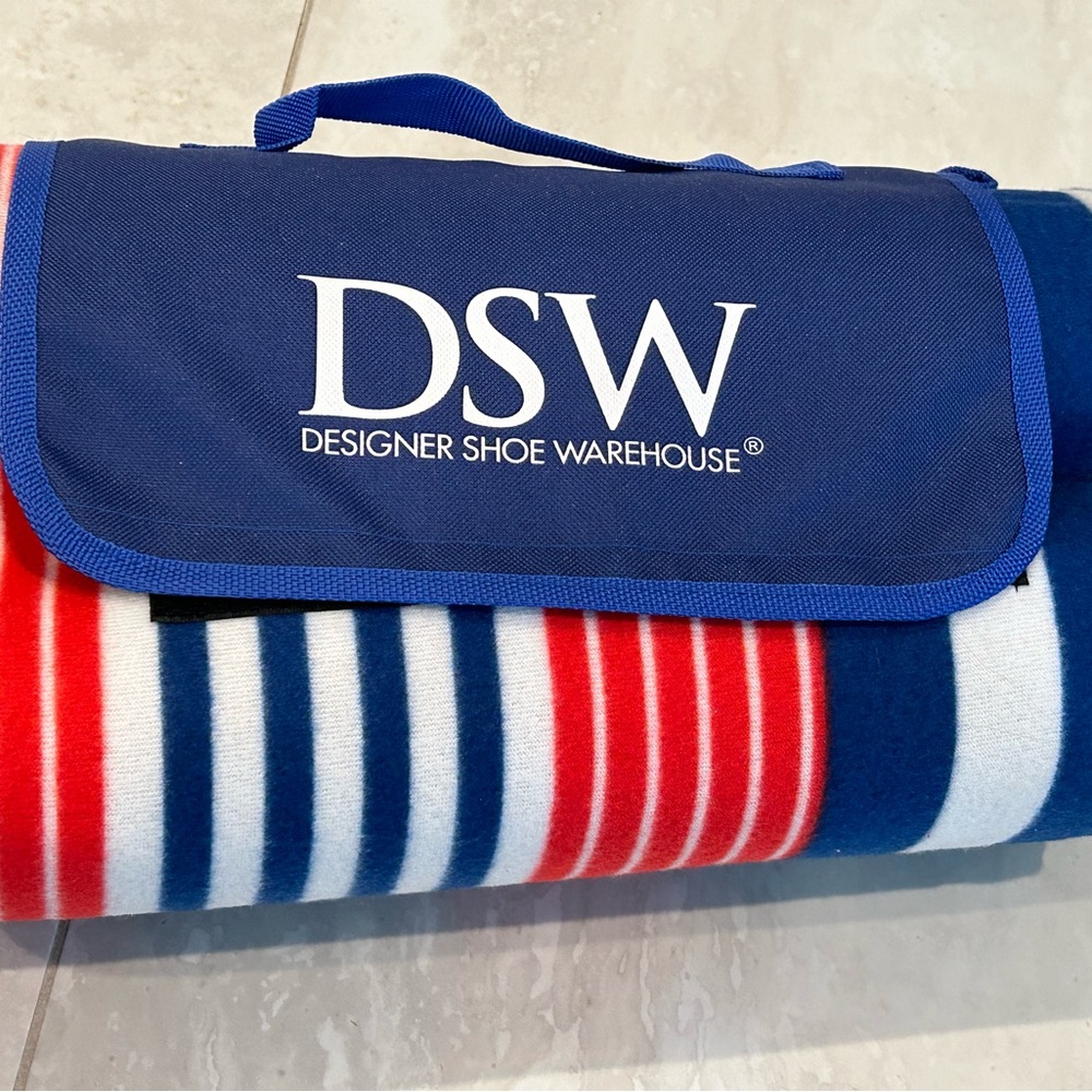 NWOT DSW Exclusive Beach Blanket Picnic Wrap Towel Foldable with Handle